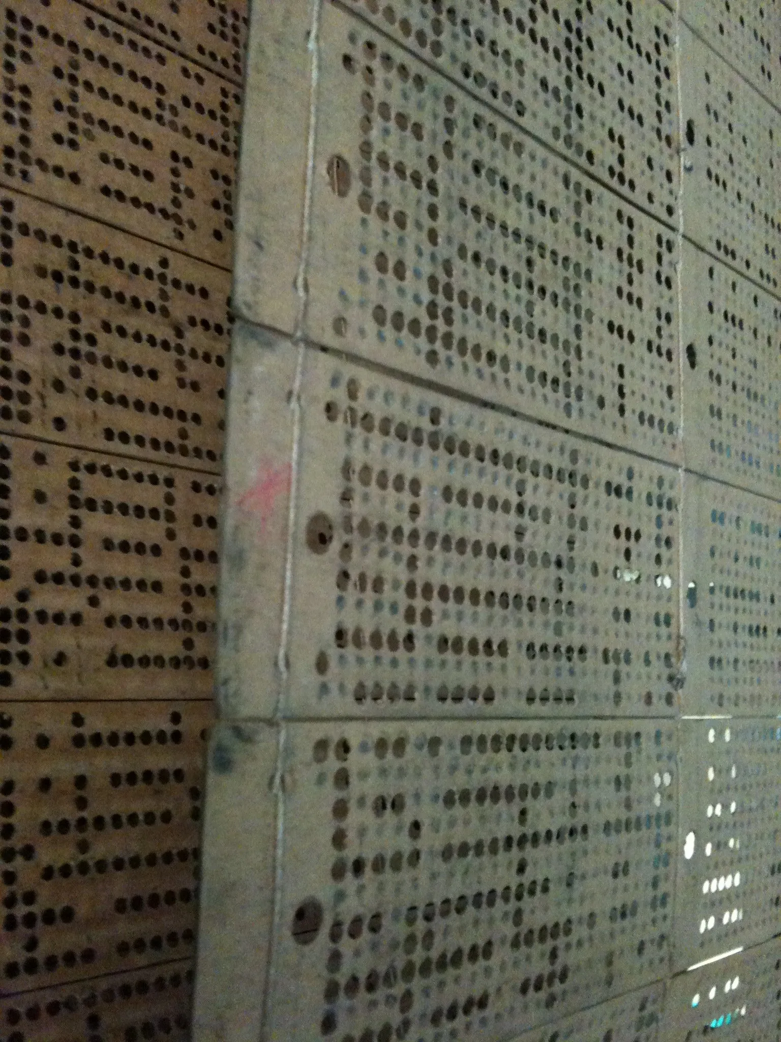 Ảnh cận cảnh các tấm thẻ đục lỗ dùng cho khung dệt Jacquard ở làng Vạn Phúc