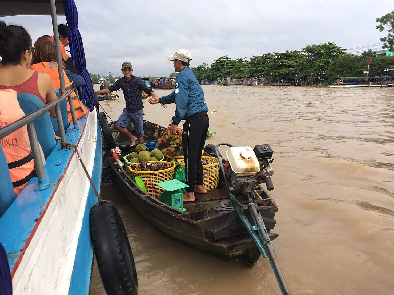 Ảnh chụp cảnh mua bán trên ghe thuyền tại chợ nổi Cái Răng, Cần Thơ