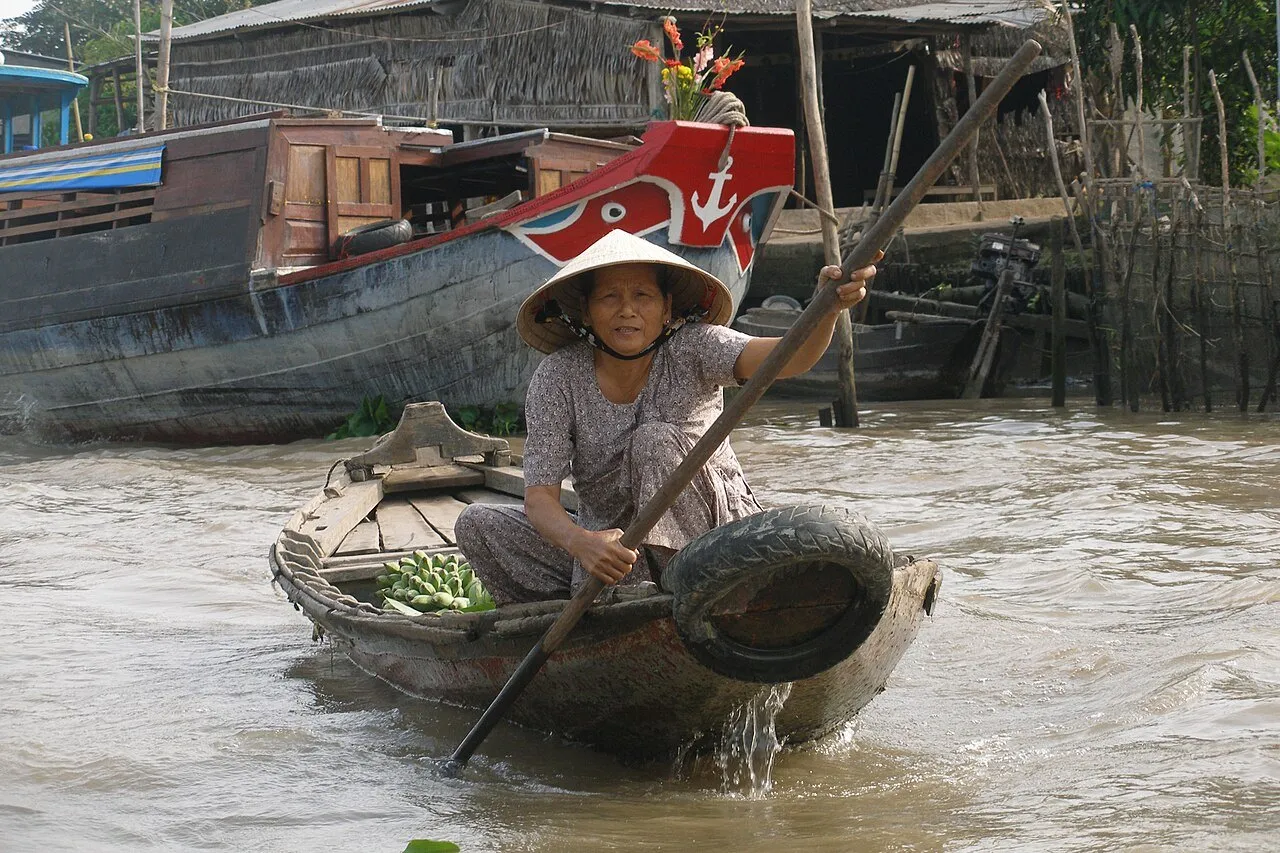 Ảnh chụp người bán hàng trên ghe tại chợ nổi Phong Điền, Cần Thơ
