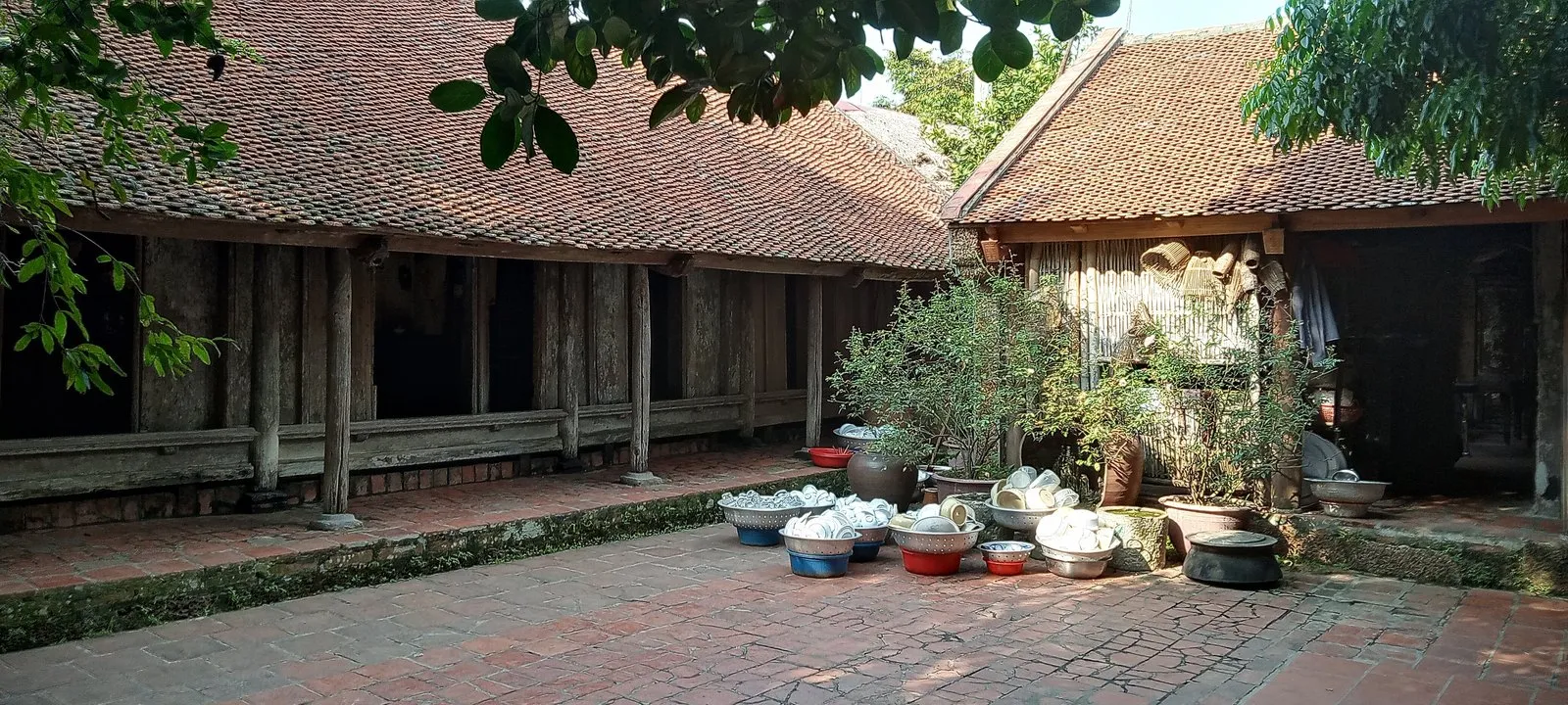 Ảnh chụp một ngôi nhà truyền thống miền Bắc với mái ngói và sân rộng phía trước