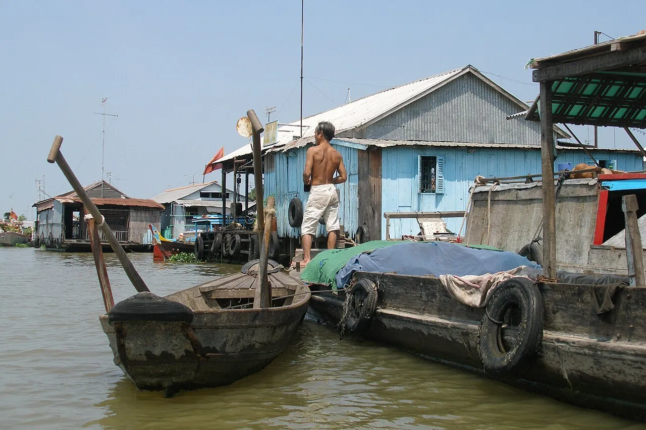 Ảnh chụp dãy nhà sàn ven sông Bassac ở Châu Đốc, An Giang