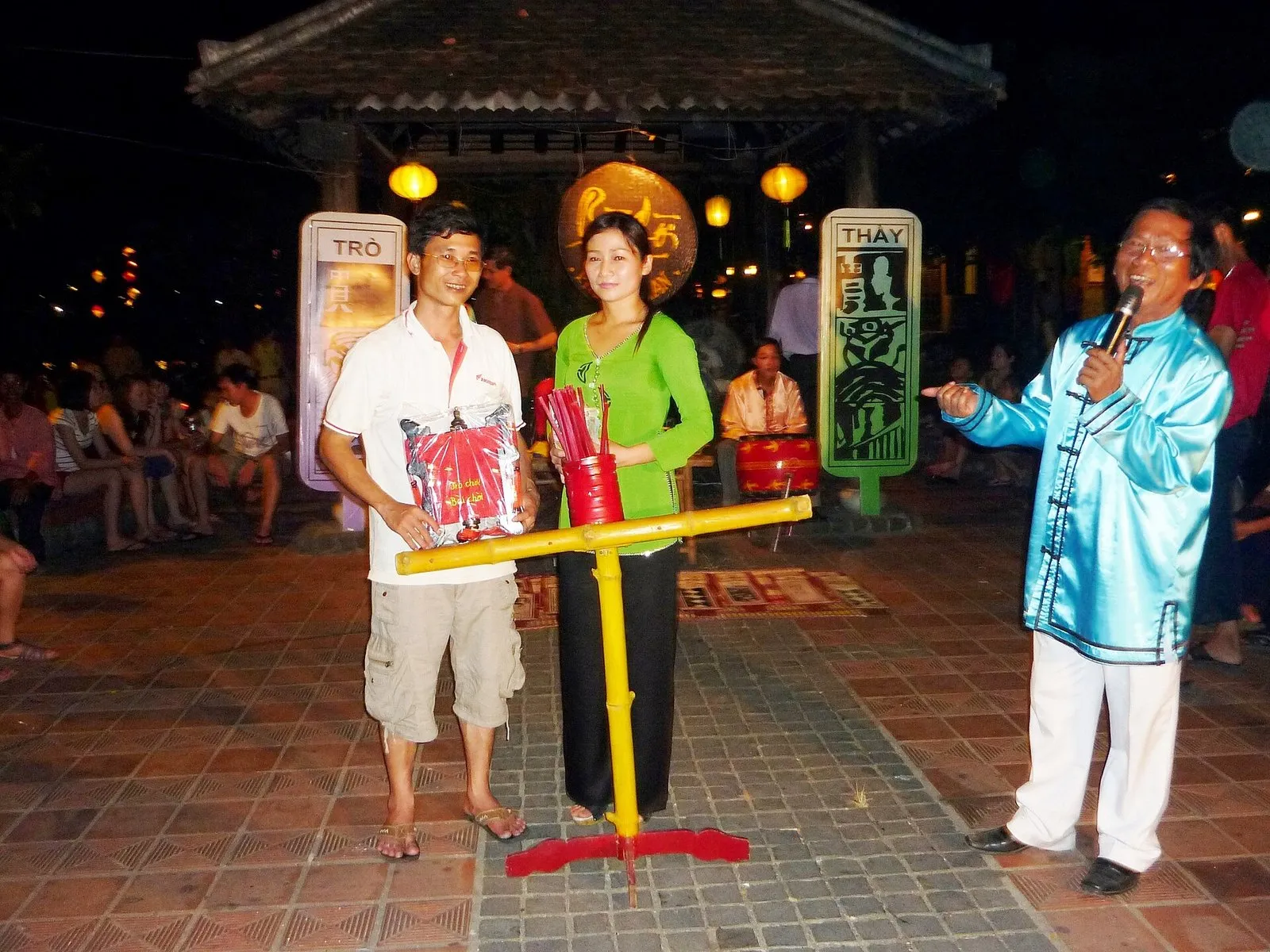Ảnh chụp các chòi tre và người tham gia hội bài chòi ở Hội An