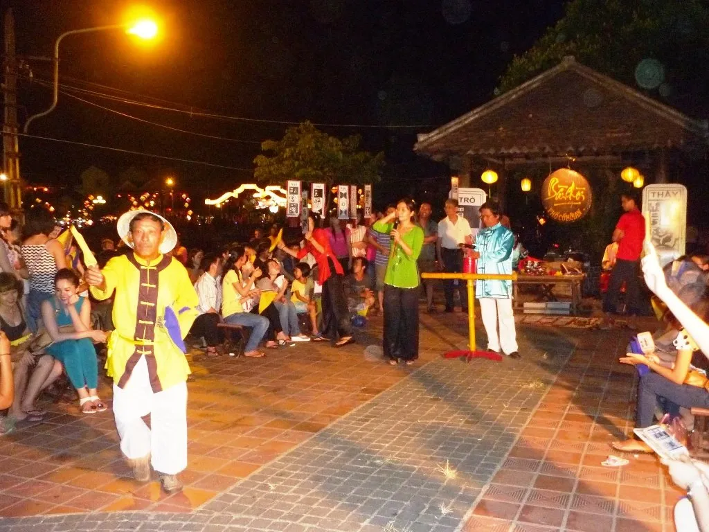 Ảnh chụp cảnh chơi bài chòi ở Hội An, người chơi ngồi trong các chòi tre