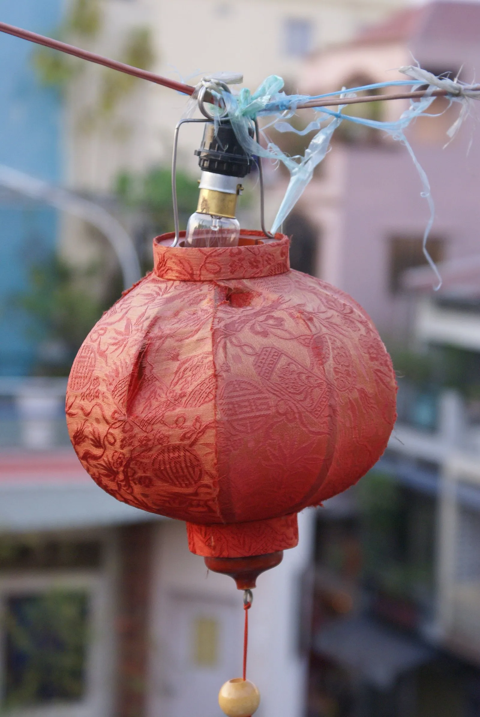 Ảnh chụp một chiếc đèn lụa trang trí trong dịp Tết ở Thành phố Hồ Chí Minh