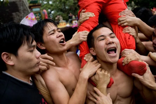 Ảnh chụp cảnh đông người trong lễ hội làng Đồng Kỵ