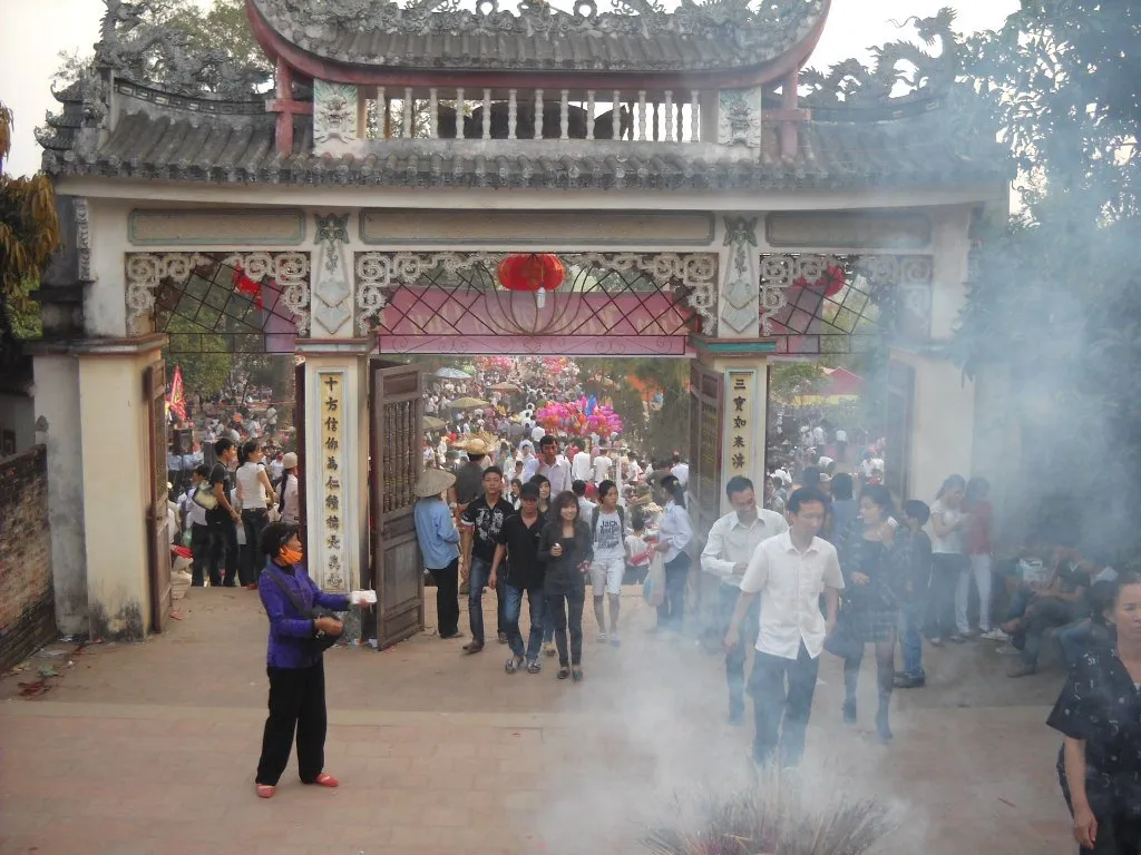Ảnh chụp cảnh Hội Lim ở Bắc Ninh với đông người dự hội