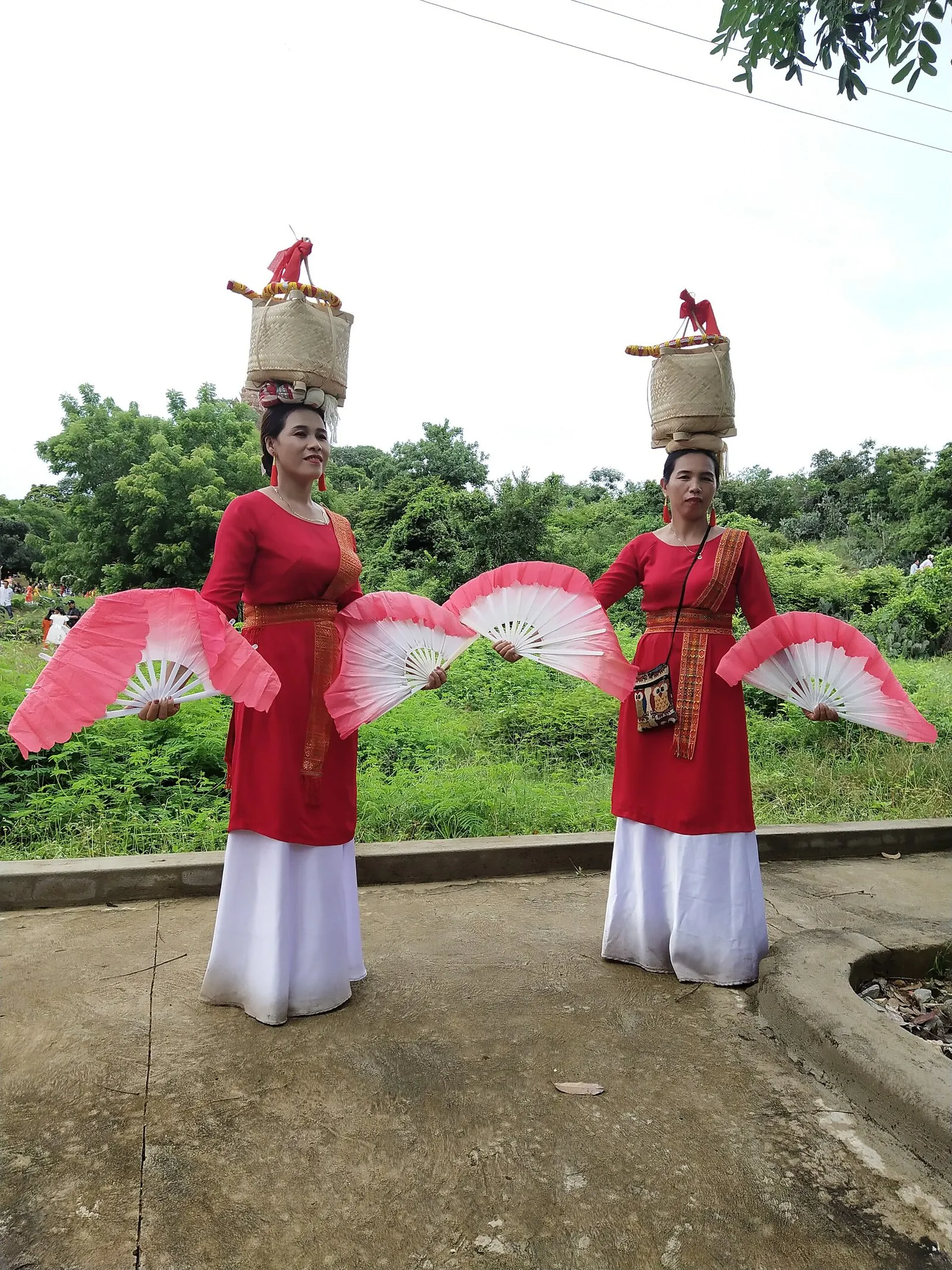 Ảnh chụp những phụ nữ Chăm mặc trang phục truyền thống trong lễ hội Kate