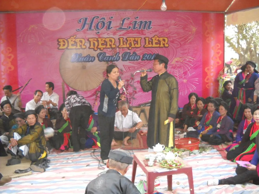 Ảnh chụp các liền anh liền chị hát quan họ cổ tại Hội Lim