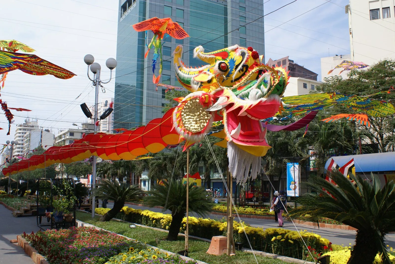 Ảnh chụp mô hình con rồng trang trí đường phố trong dịp Tết ở Thành phố Hồ Chí Minh